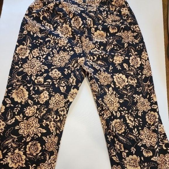 Jones New York Signature Woman Size 14W Black‎ Tan Flower Pants - Picture 2 of 7
